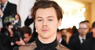 Oscar Wilde-különdíj: fiú gyöngy fülbevalóvalóval - Harry Styles a Met gála királya