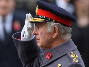 Észreveszel valami furcsát Károly király ruháján?