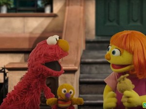 Hatalmas előrelépés! Ő Julia, az első autista Muppetet