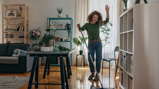 „A takarítás mindig a megelégedettség és visszaszerzett kontroll érzésével jár” - pszichológus magyarázza el, miért olyan jó érzés takarítani egy nehezebb időszakban