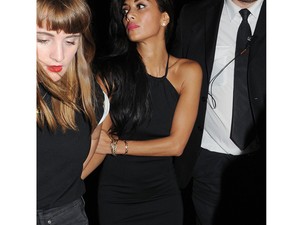 Nicole Scherzinger sportcipőben bulizik