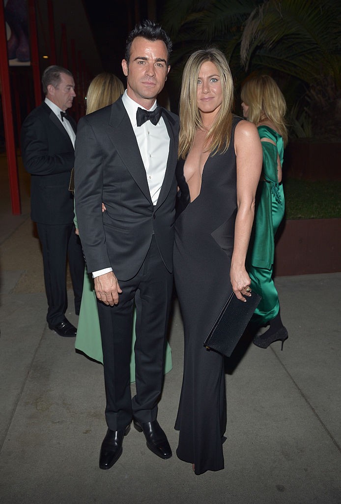 LACMA Art + Film Gala (2012) - Jennifer Aniston egy mélyen dekoltált, fekete Tom Ford estélyiben jelent meg a gálán, oldalán akkori párjával, Justin Theroux-val. A merész szabásvonalú ruha érzéki eleganciát sugárzott, amelyet fekete clutch-táskával és finom ékszerekkel egészített ki a színésznő.