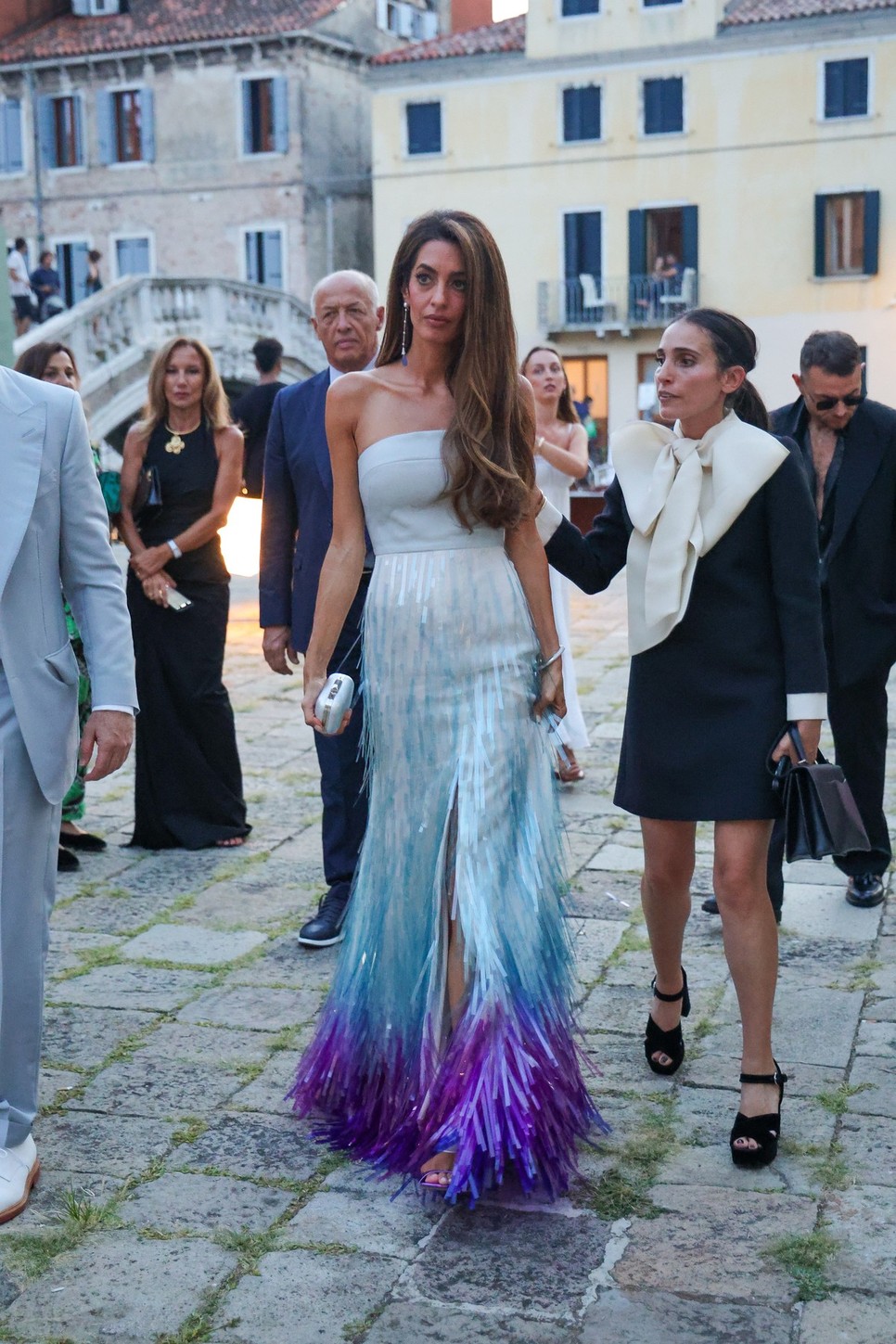 Amal Clooney a Bach Mai Resort 2023 kollekciójának egyik csodás ombre darabját viselte a Cartier eseményén