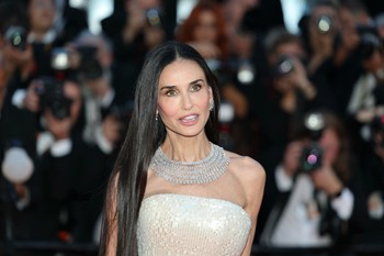 Demi Moore élete legszebb ruhájában perzselte fel a cannes-i filmfesztivál vörös szőnyegét