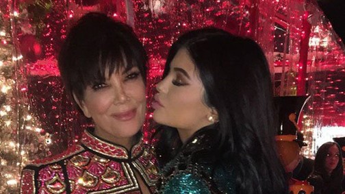 Kylie Jenner egy apró ajándékkal lepte meg anyukáját születésnapján: egy Ferrarit vett neki