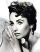 Liz Taylor olyannyira rajongott Kleopátráért, hogy még furcsa szokását is átvette. Ugyanis mindketten borotválták az arcukat. Viccesen hangzik, de ennek köszönhetően a baba hajak eltűnnek az arcról és ettől a felülete sokkal egyenletesebbnek és ragyogóbbnak tűnik. 