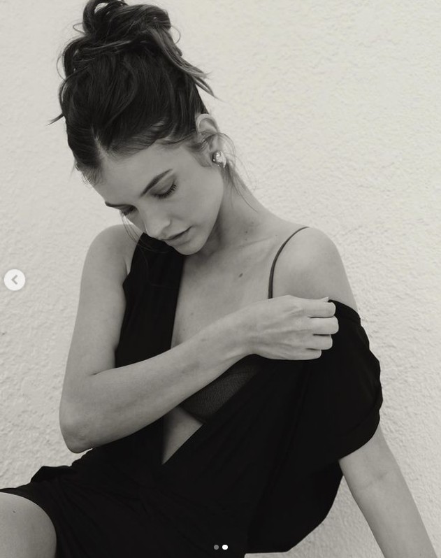 A modell a melltartóját  is megmutatta