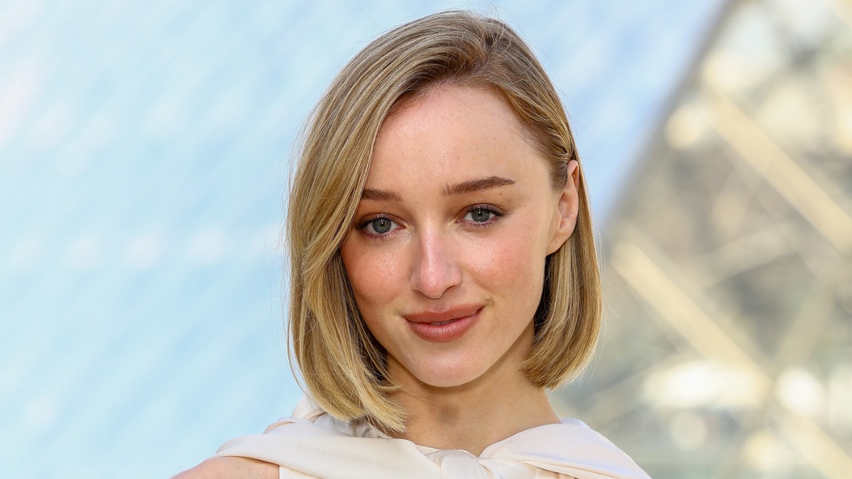 Férjhez ment A Bridgerton család Daphnéja, ennek a jóképű férfinak mondta ki a boldogító igent Phoebe Dynevor