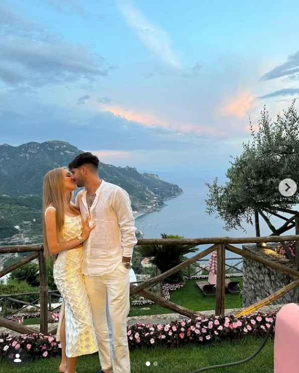 Idilli pillanat az Amalfi-partnál: Szoboszlai Dominik és Buzsik Borka luxusutazásainak egyik leginkább magával ragadó helyszíne a dél-olaszországi Amalfi-partvidék volt. Ezen a lélegzetelállító felvételen a tengerbe vesző, drámai sziklás vonulatok és a naplemente lágy fényei teremtenek olyan filmes kulisszát a szerelmespárnak, mintha egy exkluzív utazási magazin címlapjáról léptek volna elő.