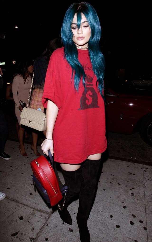 kylie jenner, paróka, hajszín, combcsizma, csizma