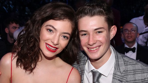 Lorde ruhájába belevarrtak egy nagyon fontos üzenetet