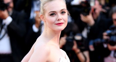 Ilyen gyönyörűséget! Szerelmesek vagyunk Elle Fanning ruhájába!