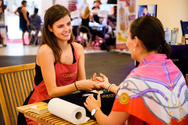 A L'Occitane kézmasszázzsal kényeztetett