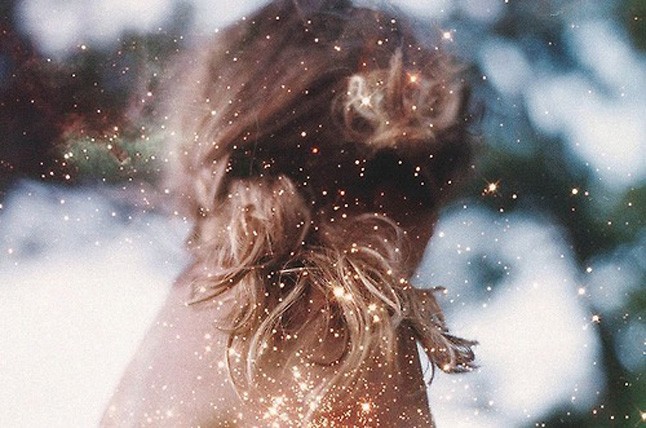 A csillogó, glitteres frizuratrend ünnepekre (is)