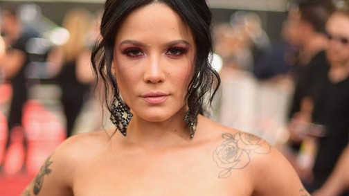 Halsey újabb dögös képet osztott meg, ismét üzenni akar az exének?