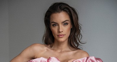 Gelencsér Timi meztelenfelsőt viselt melltartó nélkül, csak úgy ragyogott a vörös szőnyegen