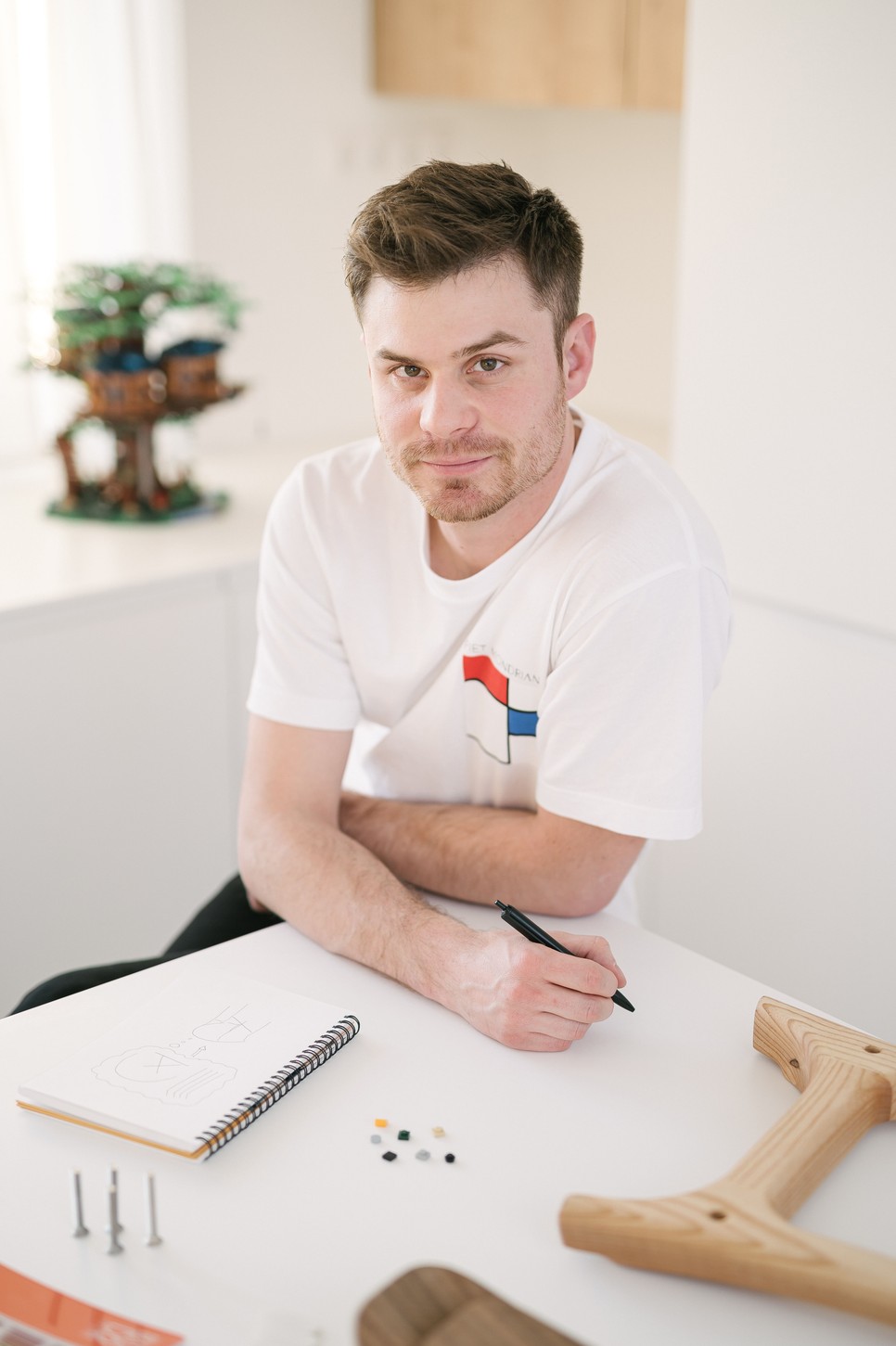 A Forms Design alapítója, Horváth Máté személyesen mutatja be a Stretch széket a Stockholm Furniture Fair-en Fotó: Rácmolnár Milán