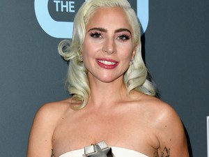 Lady Gaga a legegyszerűbb törtfehér ruhát viselte a vörös szőnyegen