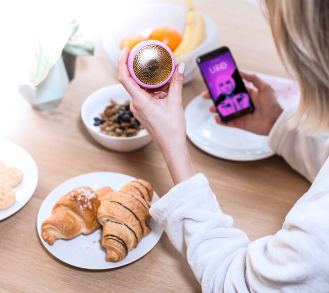 Ha te is unod az időigényes arcpakolásokat, akkor a FOREO UFO okos arcmaszk készüléket neked találták ki