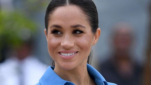 Videó: Meghan Markle nevetve sírt, amikor Tonga szigetén egy nagyon vicces produkcióval lepték meg