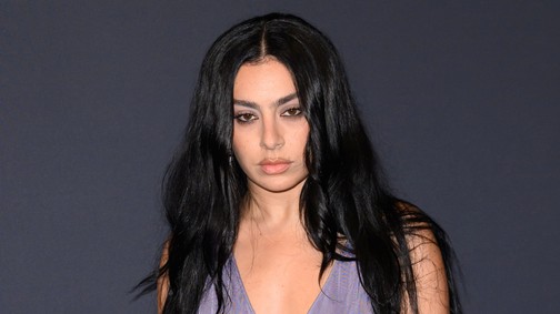 Álomszép Vivienne Westwood miniruhában mondta ki a boldogító igent a Sziget Fesztivál sztárja: Charli XCX kollégájához ment férjhez