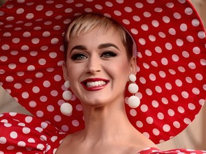 Katy Perry a legvidámabb szandálokat még illatossá is tette