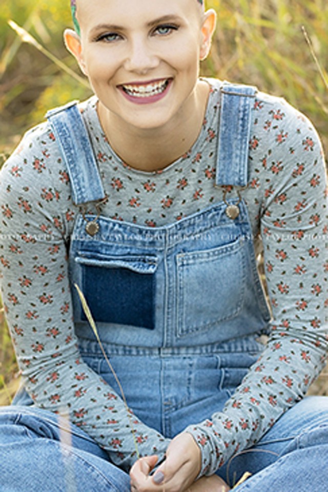 Ennek a lánynak kihullott a haja, édesanyja azonban csodálatos kreatív dolgot eszelt ki!