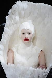 Egy igazán extrém ruha McQueen kifutójáról.