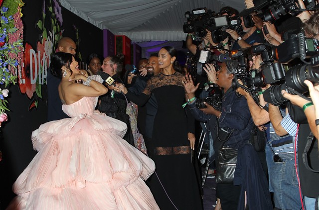 Cardi B ruhája akkora volt, hogy alig fért el a vörös szőnyegen