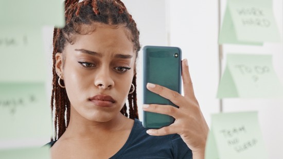 Lehet, te is szenvedsz tőle, és még csak nem is tudsz róla: ez a rivaldafény-effektus, ami milliók életét megnehezíti