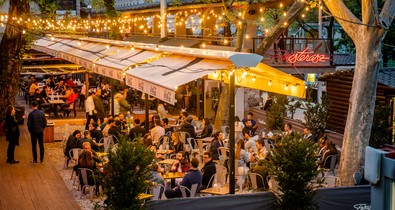 Zenés teraszos bár a város szívében: látogassatok el a megújult Fröccsteraszra!