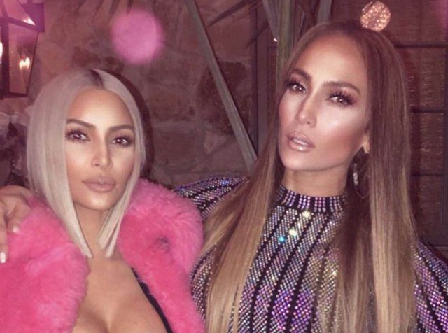 Kim Kardashian és Jennifer Lopez buliznak