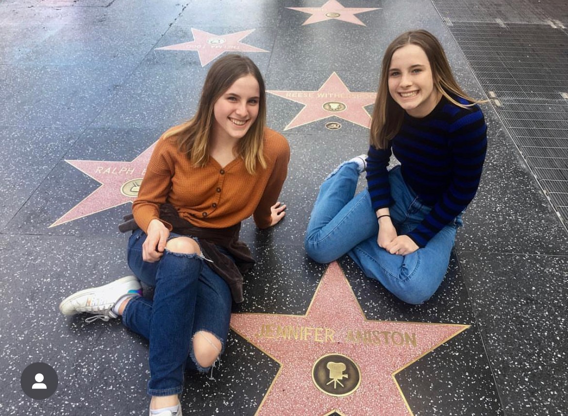 Noelle Sheldon és Cali Sheldon a Hollywoodi hírességek sétányán Jennifer Aniston csillagánál