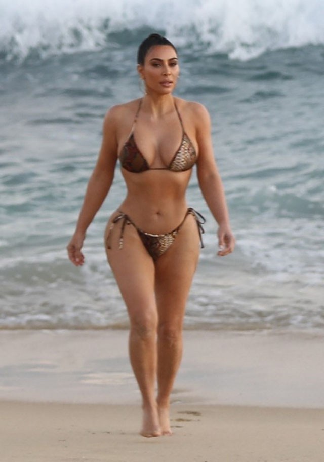 Hoppá! Lekapták Kim Kardashiant bikiniben, elakadt a szavunk!