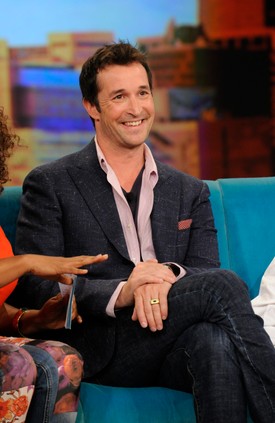 2014. június 24-én Noah Wyle az ABC csatorna The View című műsorának vendége volt. A színész „Falling Skies” című sci-fi sorozata akkoriban nagy sikerrel futott. A műsor egy földönkívüli invázió utáni világot mutat be, és Wyle karaktere az ellenállók vezetőjeként küzd az emberiség túléléséért. A szerepnek köszönhetően a Vészhelyzet után a színész egy teljesen új műfajban mutathatta meg sokoldalúságát.