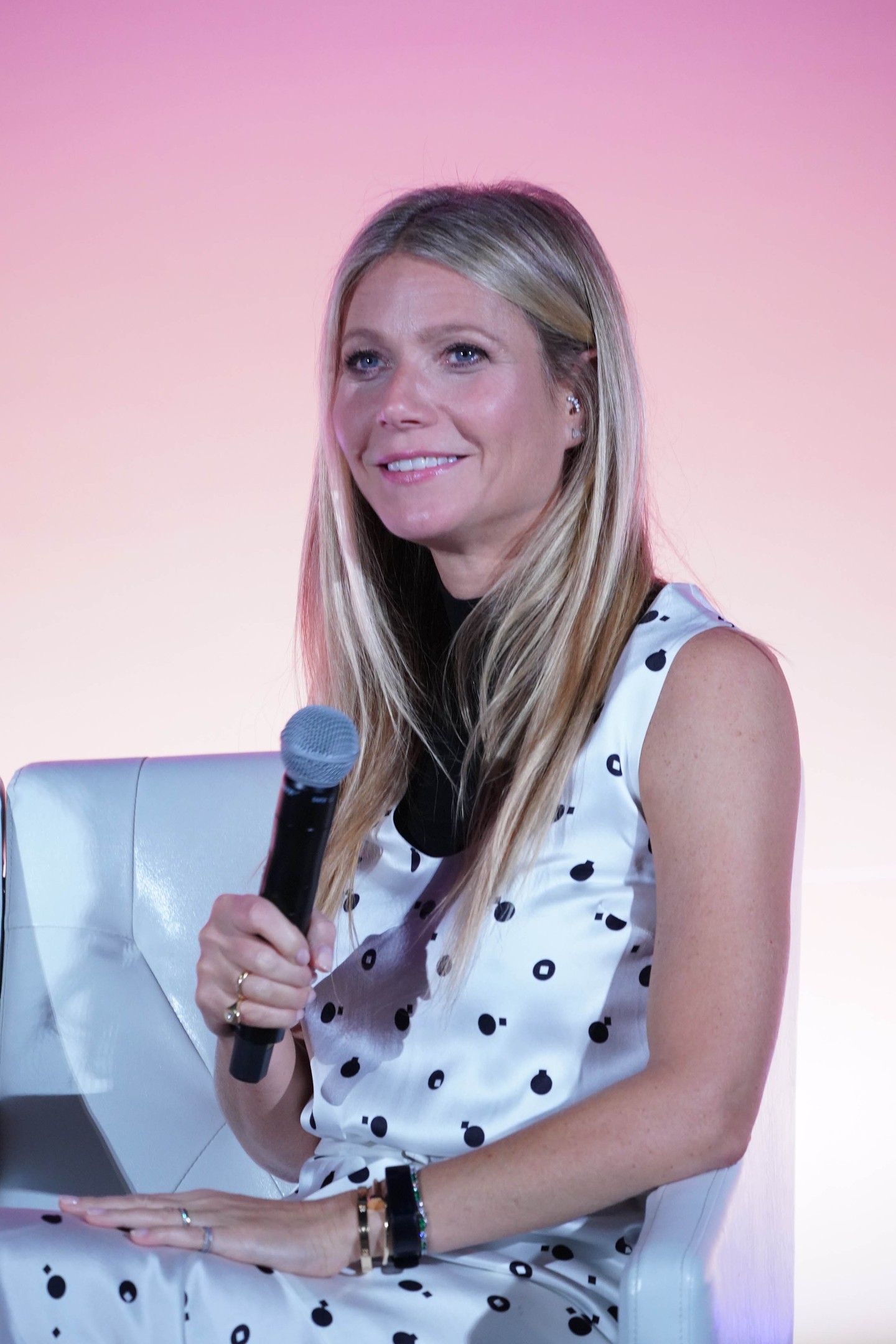 Gwyneth Paltrow 47 éves korában, de a pöttyös ruhájában egy kamaszlány jut eszünkbe róla.