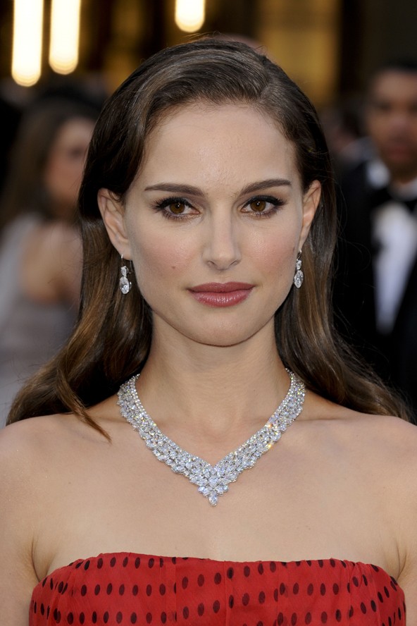 Natalie Portman klasszikus hollywoodi hullámai tökéletesen kiegészítik időtlen báját.