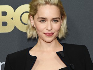 Emilia Clarke mindig gyönyörű, de ez a ruha elég gyászos....