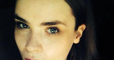 A modell lassan felépül