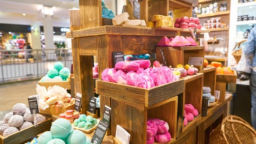 Bezárnak a Lush boltok, hogy a dolgozók tüntethessenek a bolygóért