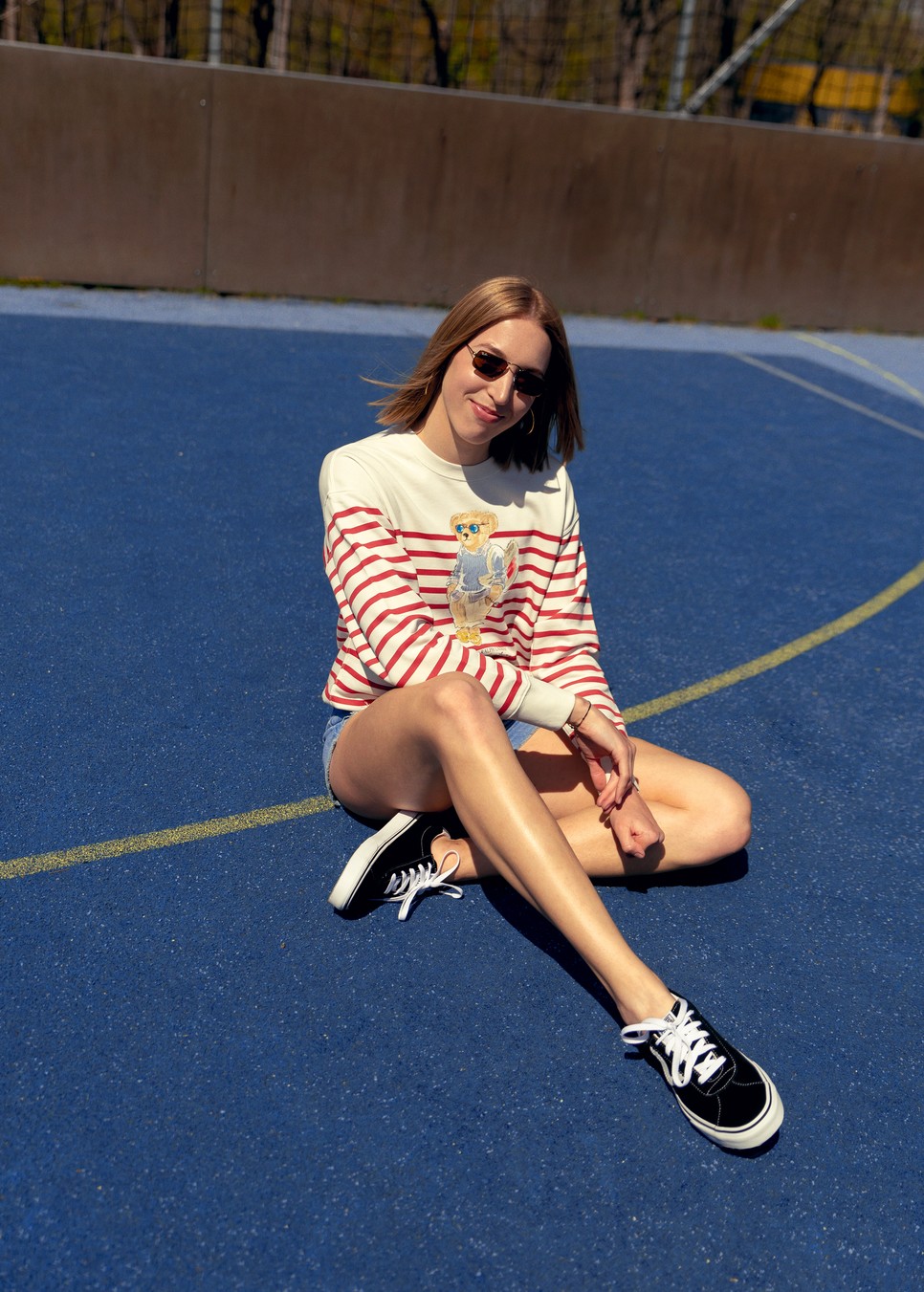 Felső POLO RALPH LAUREN– Van Graaf 74 990 Ft | Sort LEVI’S – Van Graaf 20 990 Ft | Napszemüveg RAY-BAN– Sunglasses Spot 49 500 Ft | Fülbevaló THOMAS SABO thomassabo.com | Cipő VANS 26 490 Ft