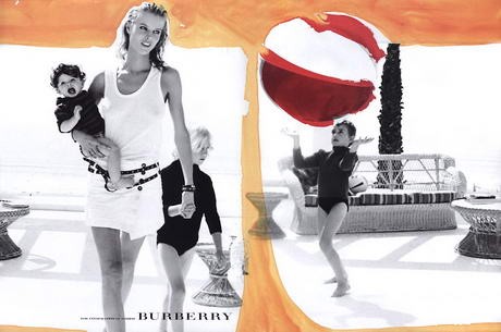 Eva Herzigova a Burberry korábbi reklámjában