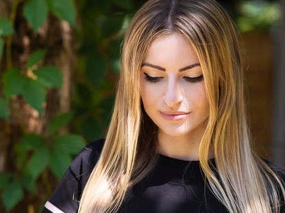 A Kuglófoslány egy szupertrendi Sugarbird ruhában vesz részt mai fotózásán