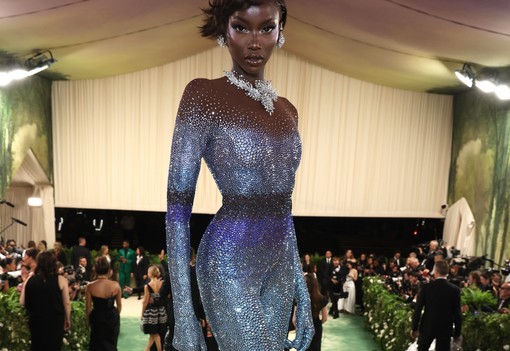 Kim Kardashian irreálisan vékony darázsdereka ellopta a show-t a Met-gálán