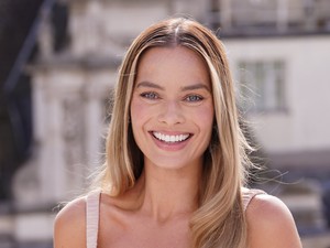 Margot Robbie meztelen istennőként tündököl tangás pucérruhájában