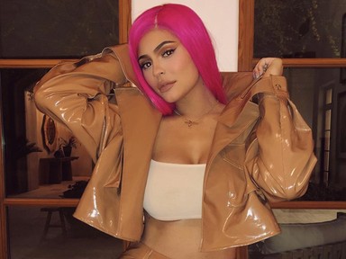 Kylie Jenner a neon rózsaszín után, ma kék bob frizurával bulizik!