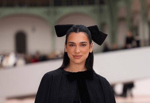 Kylie Jenner miniszoknyában parádézott, Dua Lipa éjkirálynőként tündökölt - íme a Chanel bemutató legizgalmasabb szettjei