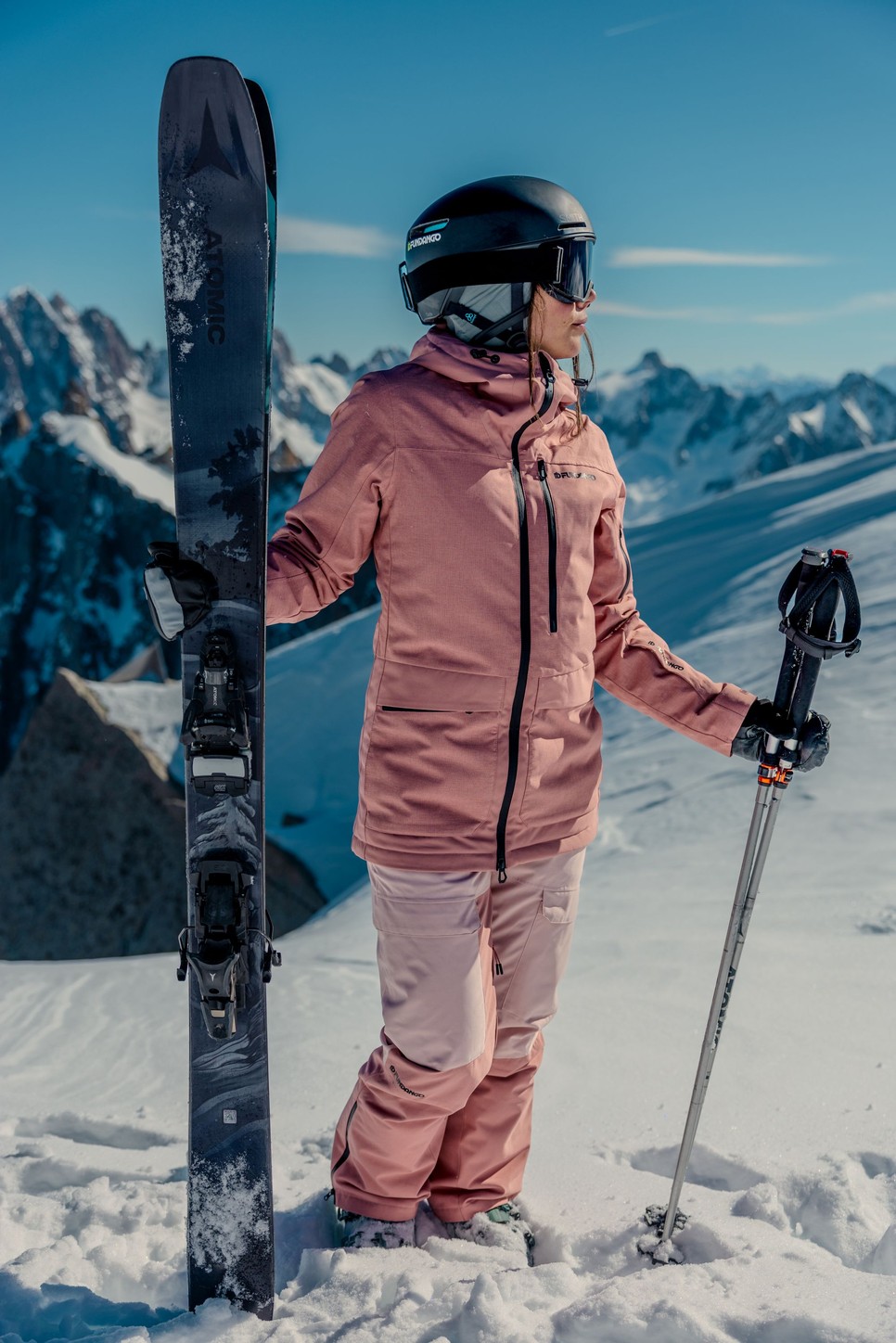 Ez a rózsaszín összeállítás kétségkívül magabiztos megjelenést kölcsönöz.