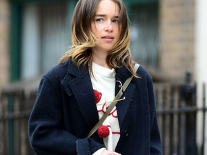 Emilia Clarke kutyaséltátatós szettje a legmenőbb, amit valaha láttál