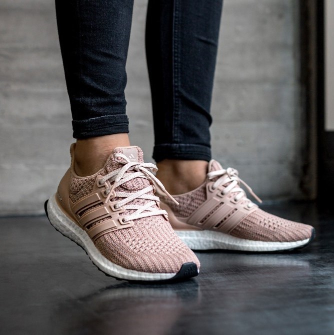 A forradalmi futócipő, amely tökéletesen illeszkedik lábadra és Boost cipőtalpának köszönhetően használat közben visszaadja az általad átadott energiát &#8211; akár többszörösen is. Könnyed cipő, könnyed léptek! ADIDAS Ultraboost W, 54 990 Forint, GLAMOUR